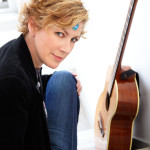 At Out by 10, Cynthia Kaplan sings and plays guitars and make everybody laugh.